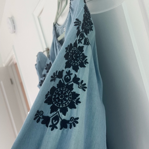 Size 2X Crown&Ivy chambray top, scoop neck with navy tie and embroidery BOHO! - Picture 5 of 8